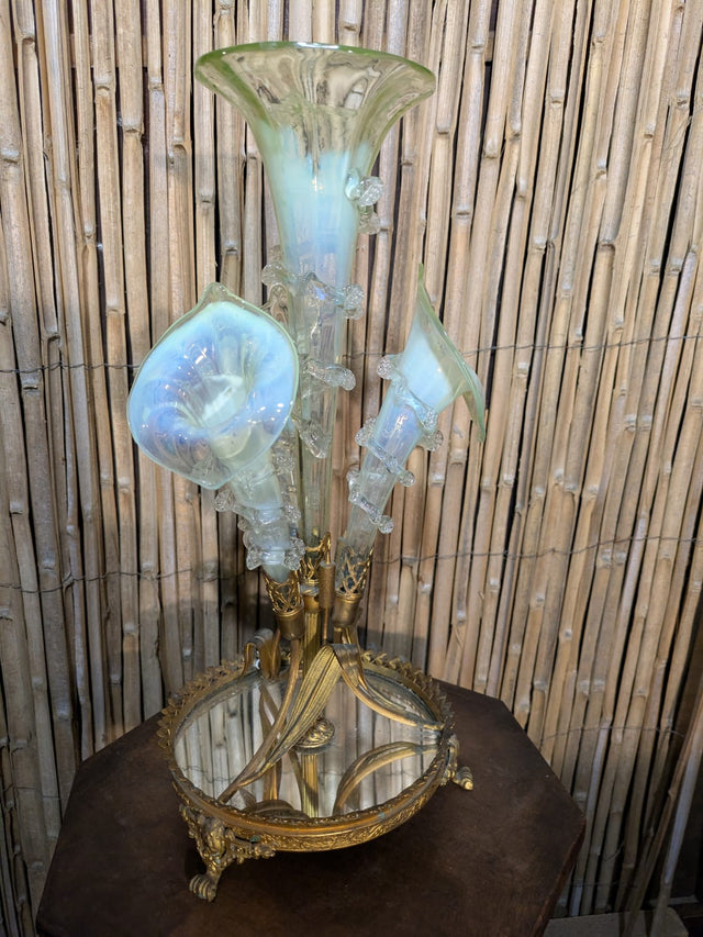 Soliflore Art Nouveau en verre opalescent – base en métal doré – 42 cm