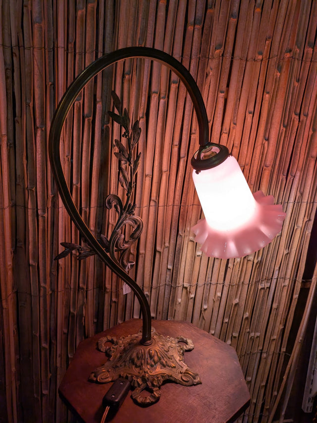 Lampe Art Nouveau en bronze – tulipe en opaline rose – 50 cm