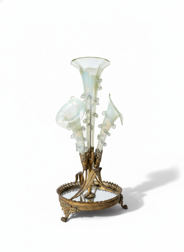 Soliflore Art Nouveau en verre opalescent – base en métal doré – 42 cm