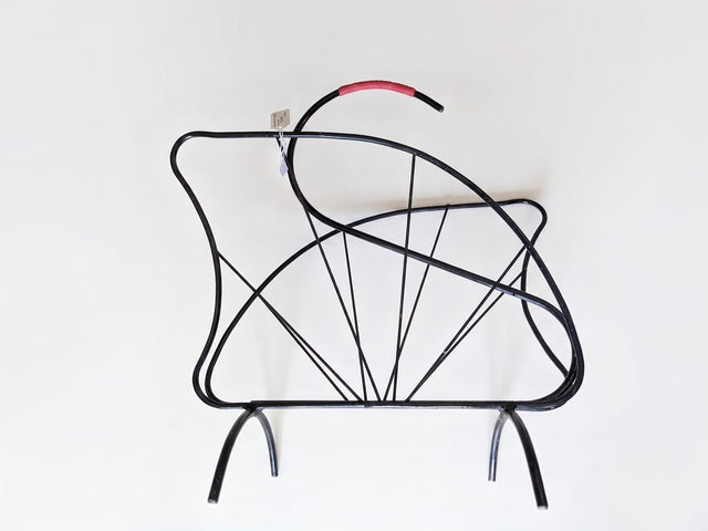 Porte-revues en métal noir et scoubidou rouge – Circa 1950