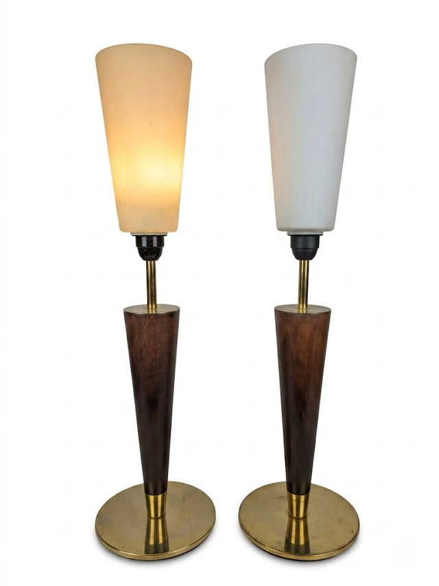 Paire de grandes lampes de table d'époque 1980 – Acajou massif, laiton & verrerie opaline