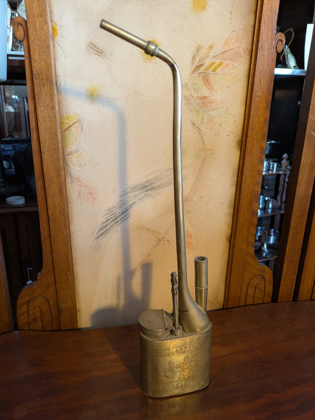 Ancienne pipe à eau chinoise en métal gravé – Décor floral – Chine, XIXe siècle