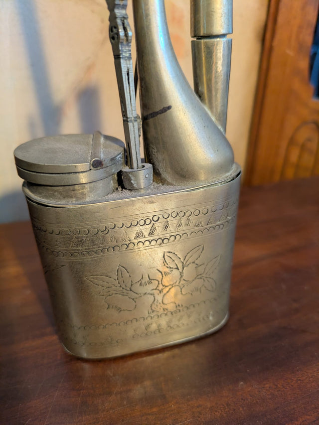 Ancienne pipe à eau chinoise en métal gravé – Décor floral – Chine, XIXe siècle